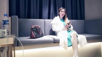 勾搭一个丰满的女人，擅长性技巧，很容易让男人射精