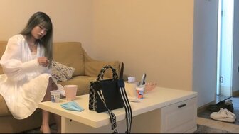勾搭一个美丽的女孩与漂亮的乳房没有安全套