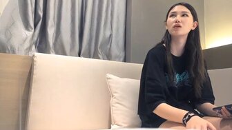 勾搭一个拥有完美身材和性感双腿的女孩，这家伙喜欢操和舔她的阴部