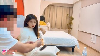 勾搭一个无辜的女孩，她的阴部又湿又紧
