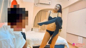 勾搭一个胖乎乎的女孩，她在口交方面非常努力