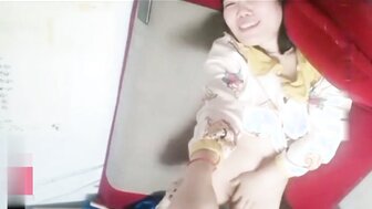 成熟的女人用她的阴部、嘴巴和肛门让她的朋友射精