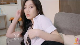 淫荡秘书躲在桌子底下吃老板做的菜，老板娘来了