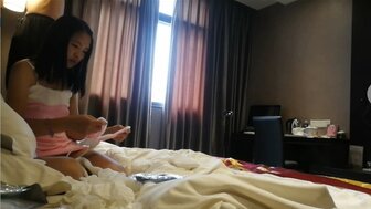 勾搭一个穿着兔女郎服装的可爱听话的女孩
