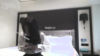 勾搭一个穿着校服和黑丝袜的可爱学校宝贝，她闭上眼睛享受性爱