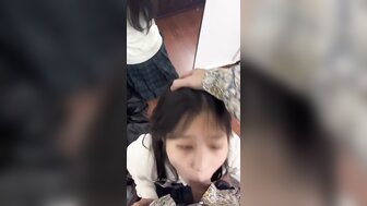 听话的奴隶吃她主人的鸡巴，她享受主人打她耳光