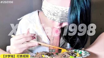 变态的女人和其他季节一起吃公鸡