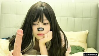 甜美少女吃了假鸡巴并引诱男友射液进入她的阴部
