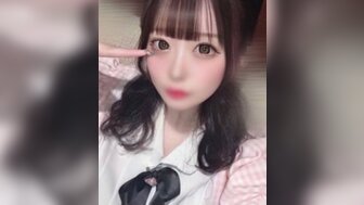 FC2PPV4637845 射精在一个白皙的女学生的阴户里，她是一个天真的漂亮女孩