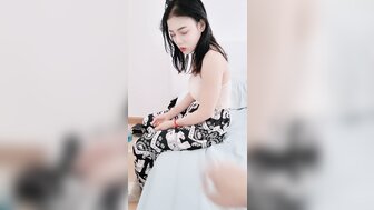 白皙的皮肤漂亮的女孩得到了体内射精，并在她的阴部感到温暖