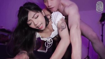 穿黑丝袜的漂亮女孩被操她的阴户和屁眼以获得高潮