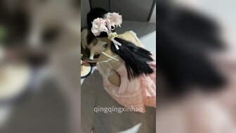 在她的猫旁边操一个女人，她大声呻吟