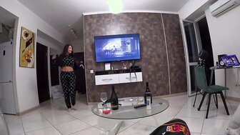 完美身材的小麦色女孩喜欢大鸡巴用力操她