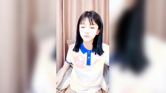 甜美少女用振动器让她的阴部为男朋友做好准备