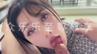 漂亮无辜的女孩吃我的鸡巴