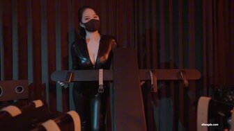 SM女王训练性奴，性奴隶却失控强奸了她