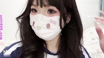 当她看到她的兄弟正在自慰时，欲火中烧的女孩正在兄弟的卧室前自慰