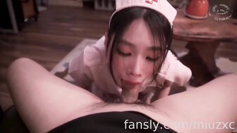 美丽的女孩在家里玩角色扮演时感到无聊