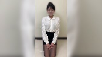 放荡的妻子与穿着不同服装的其他男人作弊