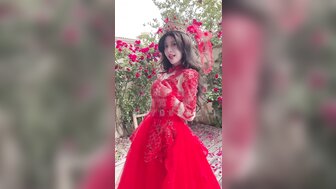 穿着红色婚纱的火辣新娘骑在鸡巴上