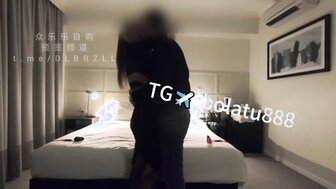 搭讪一位穿着黑丝袜的性感漂亮大学生