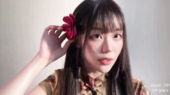 美丽的荡妇在旗袍和黑丝袜手指