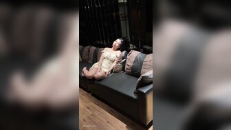 无辜的大胸白皮肤女人骑在鸡巴上不停地呻吟