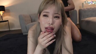 FC2PPV4721240 可爱的白皙皮肤青少年女孩与 F 罩杯乳房得到潮吹高潮