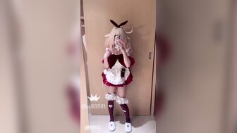 丰满的 cosployer cos Klee 在 Genshin 和休公鸡的狗他妈的