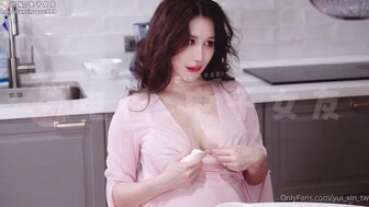 美丽孕妇好渴勾引送货员