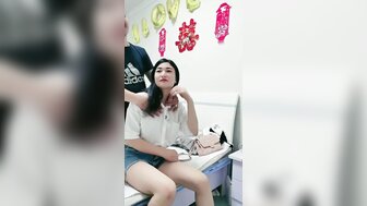 欲火中烧的妻子引诱丈夫操她