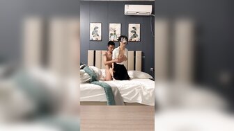 他妈的纯学生穿着校服，她呻吟得如此饥渴
