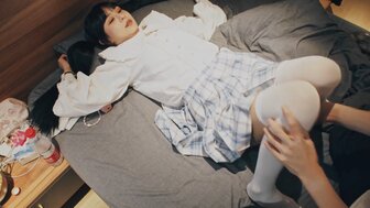穿着校服的硬他妈的学生