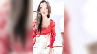 欲火中烧荡妇对三人行不满意，她用手指指交并潮吹