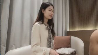 可爱的女孩骑着鸡巴和饥渴的呻吟