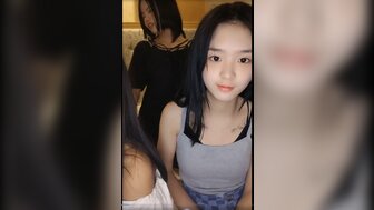 漂亮的青少年和她的朋友轮奸
