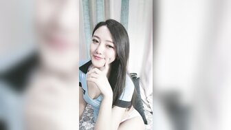 辣妹穿着警察T恤被操