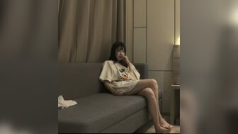 他妈的漂亮腿宝贝，她呻吟得那么可爱