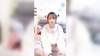 可爱的女孩找到她的朋友参加轮奸派对
