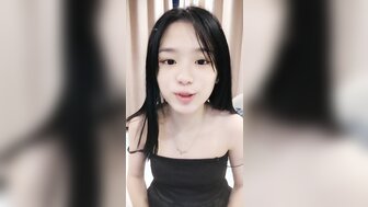 欲火中烧的青少年宝贝被性交并说她喜欢糖爸爸的硬鸡巴