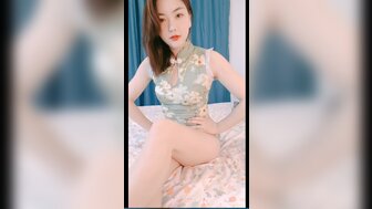 性感的女人穿着旗袍和男朋友做爱