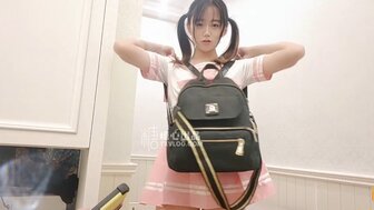 可爱女学生因哥哥失去处女而逃课