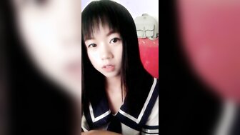穿着学生制服的女孩被狠狠地操了，她呻吟得如此饥渴