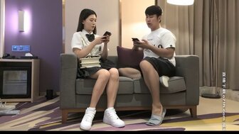 他妈的 女孩 与 校服