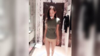 欲火中烧的妻子帮丈夫戴上安全套，呻吟得好性感