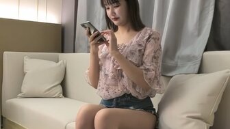 穿着牛仔短裤的硬辣辣妹