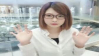 FC2PPV2903576 与戴眼镜的无辜女孩轮奸[第2部分]
