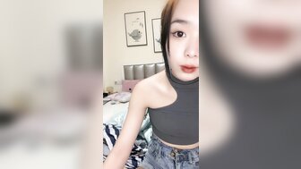 漂亮女孩自慰并感到饥渴