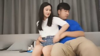 丰满的女人很难被狗性交，并呻吟着欲火中烧