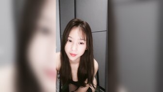 中出白皙皮肤的女孩和她的爱汁滴落